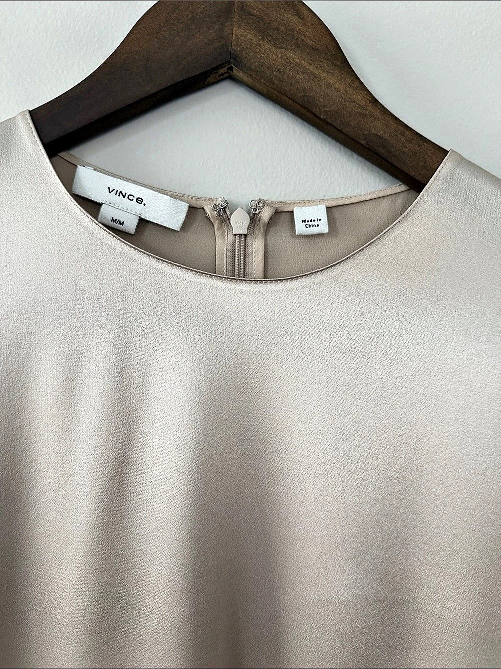 Vince Long Sleeve Blouse in Beige Size Medium Like New - Picture 3 of 4